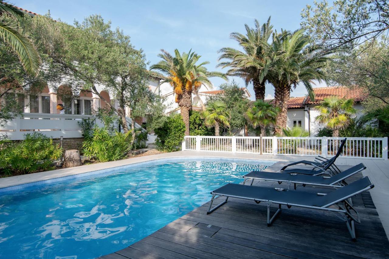 Beach Boy & Pool Girl Apartments Vir Exterior photo