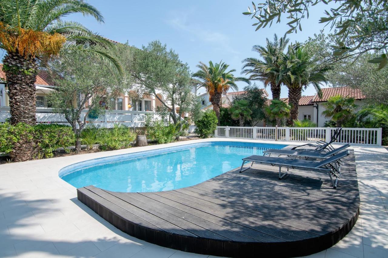 Beach Boy & Pool Girl Apartments Vir Exterior photo