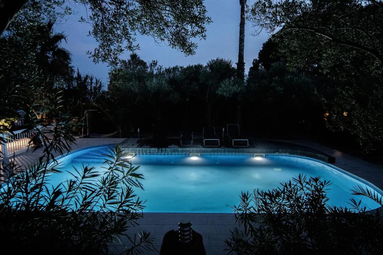 Beach Boy & Pool Girl Apartments Vir Exterior photo