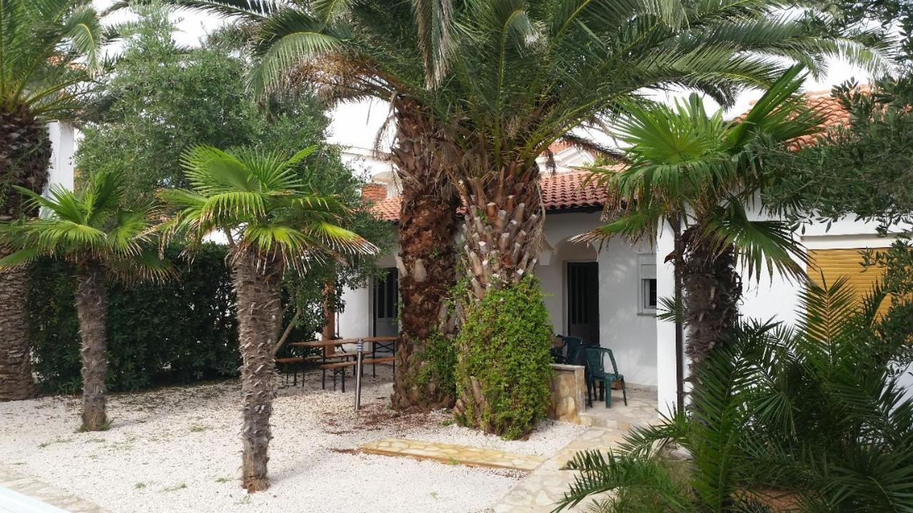 Beach Boy & Pool Girl Apartments Vir Room photo